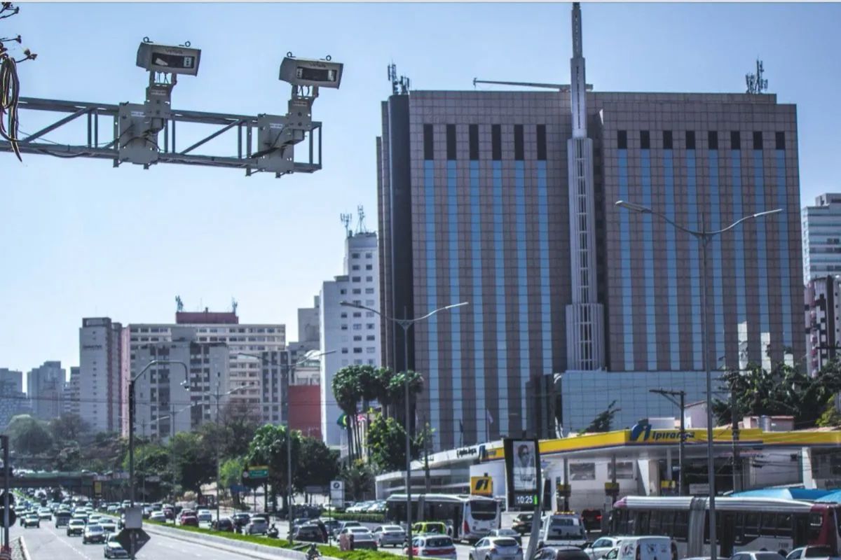 Radares doppler já operam em 24 estados, multam em tempo real e identificam velocidade, celular ao volante e avanço no vermelho, reforçando a segurança no trânsito.