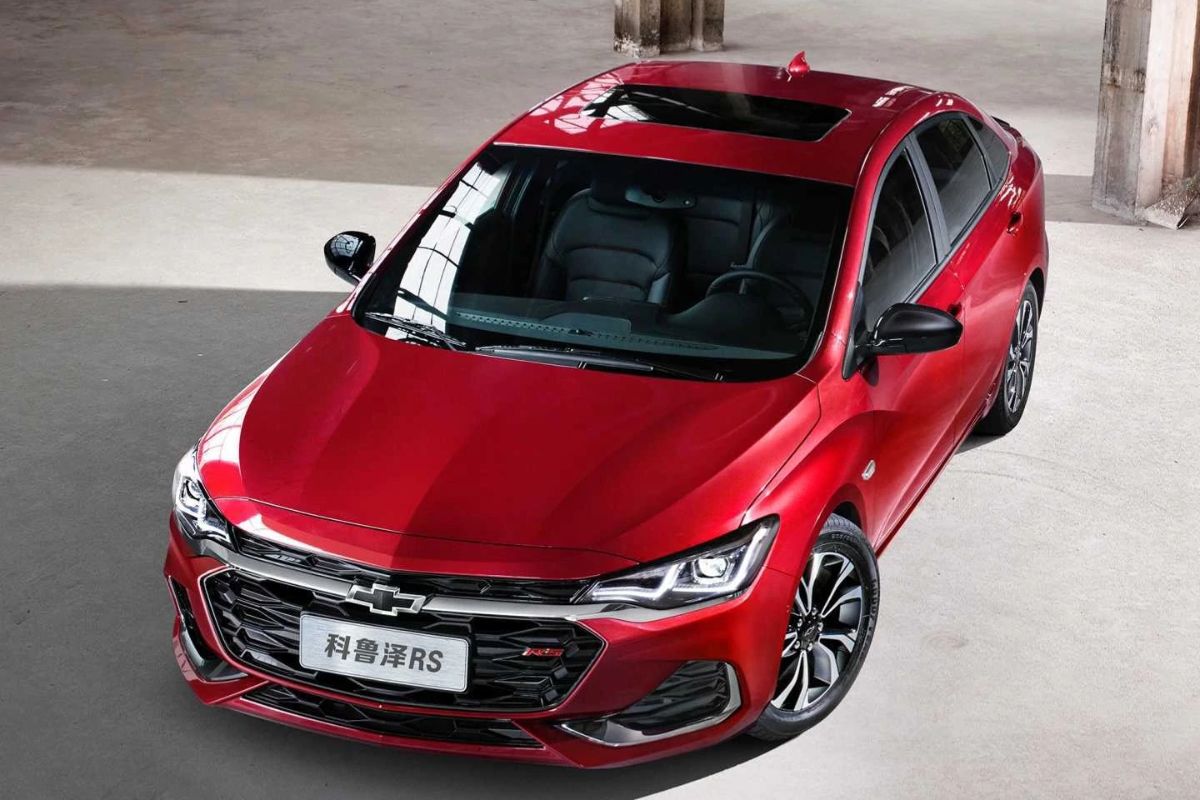Chevrolet relança o Monza na China com motor turbo, consumo de até 18 km/l e foco em tecnologia, reposicionando o Monza como sedã competitivo no mercado asiático.