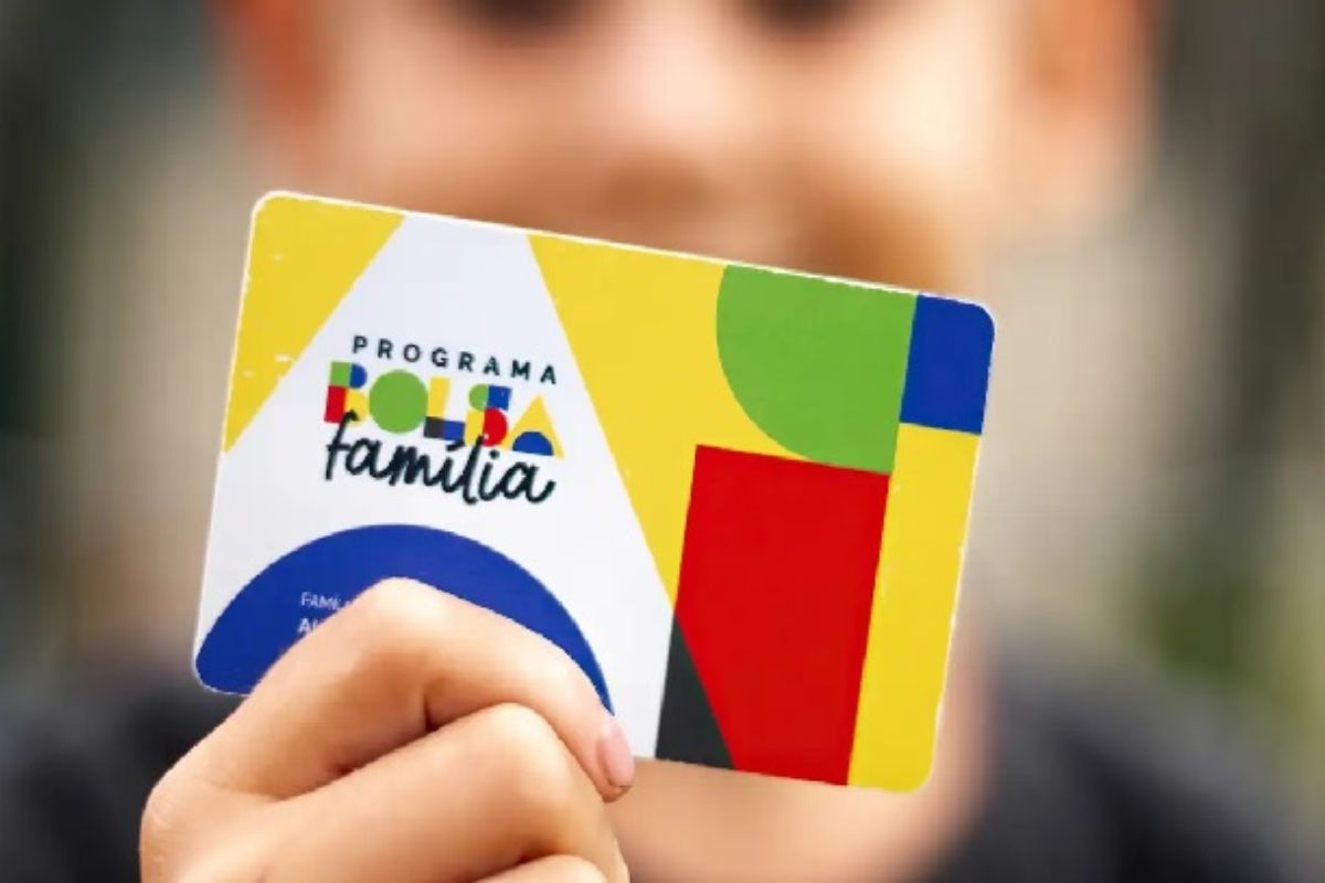 Entenda como o Bolsa Família 2025 muda a regra de proteção, aperta o limite de renda e pode reduzir o benefício de R$ 300 para milhões no Bolsa Família.