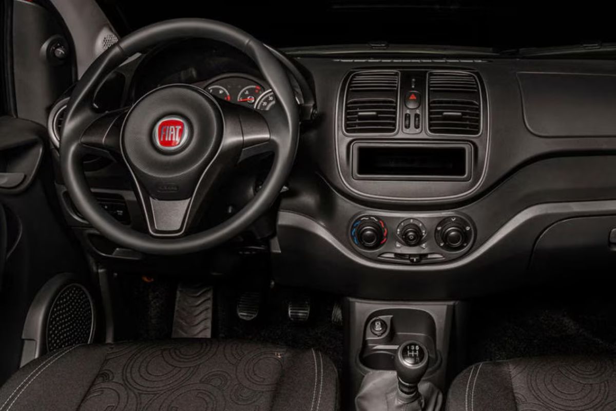 Fiat Grand Siena se destaca pelo porta-malas gigante, consumo de até 13 km/l e forte custo-benefício, surgindo como achado de R$ 55 mil entre os sedãs usados.