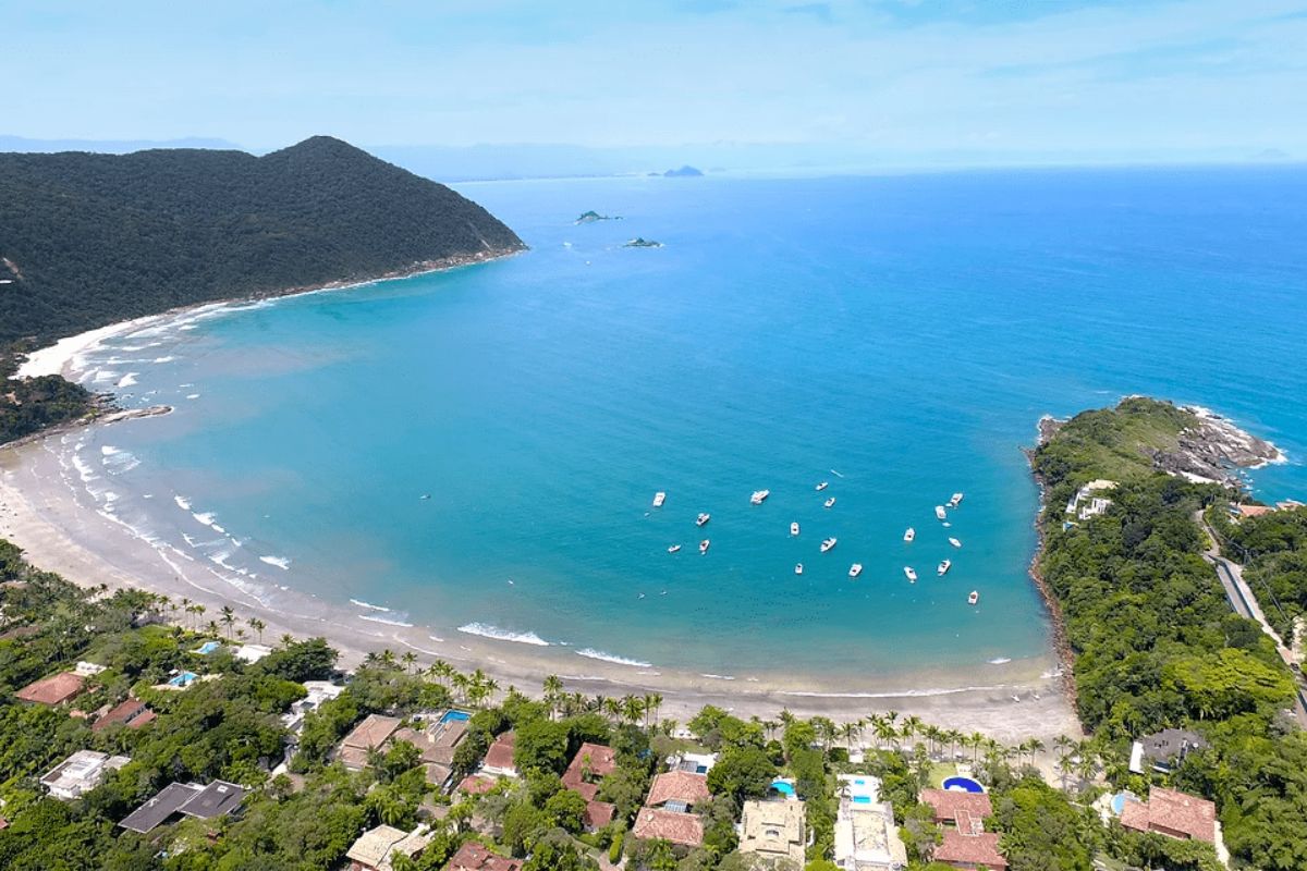 Guarujá se consolida como destino queridinho dos brasileiros, com ondas fortes, clima quente e estrutura completa para quem busca praias e serviços o ano inteiro.