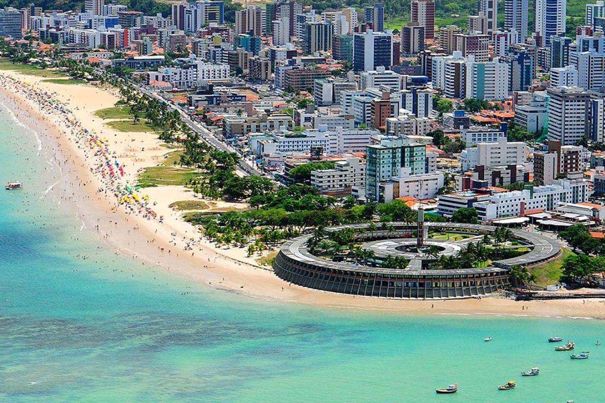Descubra por que João Pessoa é a capital queridinha dos brasileiros, com praias quentes, orla sem arranha-céus e estrutura acolhedora no Nordeste para quem busca descanso à beira-mar.