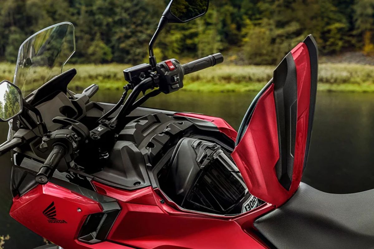 Na Honda NC 750X, o porta-capacete frontal, o torque em baixa, o DCT e o baixo consumo criam uma crossover econômica, versátil e racional para o uso diário.