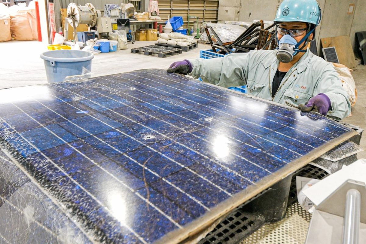 Centro japonês reciclando painéis solares e reaproveitando vidro e metais raros