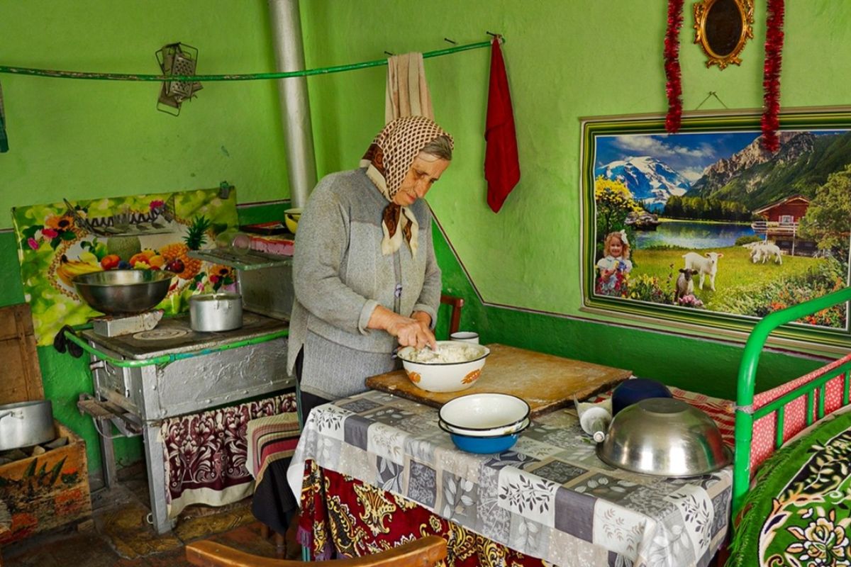 Em uma casa de madeira isolada na montanha, uma avó enfrenta o silêncio, organiza a rotina com seus animais, encontra paz na montanha e transforma o isolamento em força.