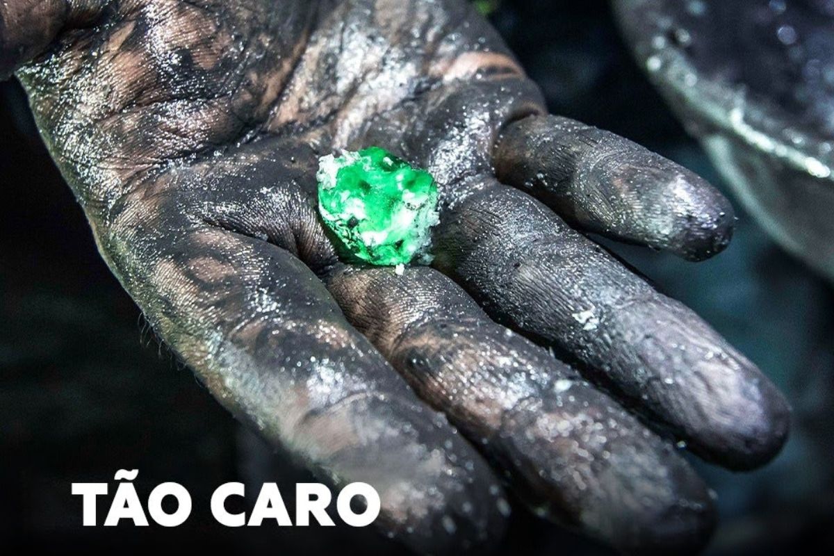 Na Colômbia das esmeraldas que valem até meio milhão de dólares, minas de 150 milhões atraem investidores estrangeiros enquanto guaqueros disputam resíduos e questionam quem realmente lucra.