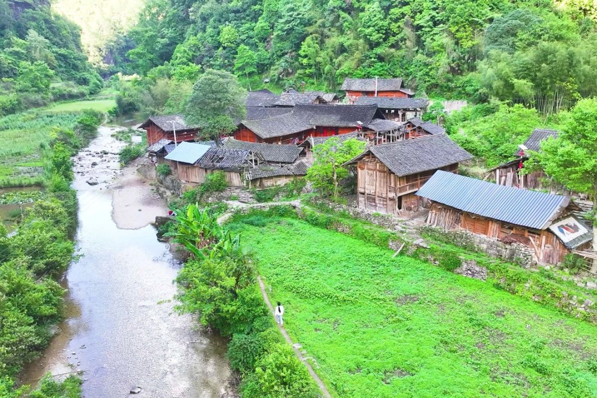 vilarejo escondido em tiankeng de Shibing tem trilha no penhasco, cachoeiras e clima de paraíso rural preservado, longe da pressa das grandes cidades.