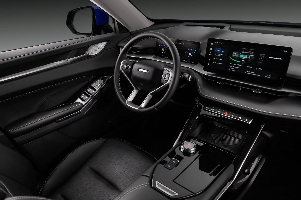 O GWM Haval H6 HEV2 chega ao Brasil com preço agressivo, foco em eficiência para SUVs, muito torque e pacote tecnológico capaz de desafiar até a Toyota no segmento híbrido.