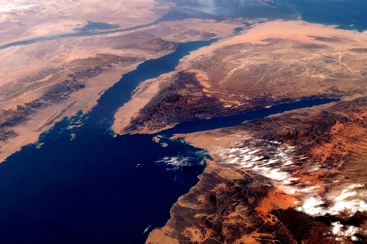 Novo estudo revela que o Golfo de Suez nunca deixou de se abrir: a separação entre África e Ásia segue ativa há milhões de anos, avançando 0,5 mm por ano e elevando riscos sísmicos antes ignorados