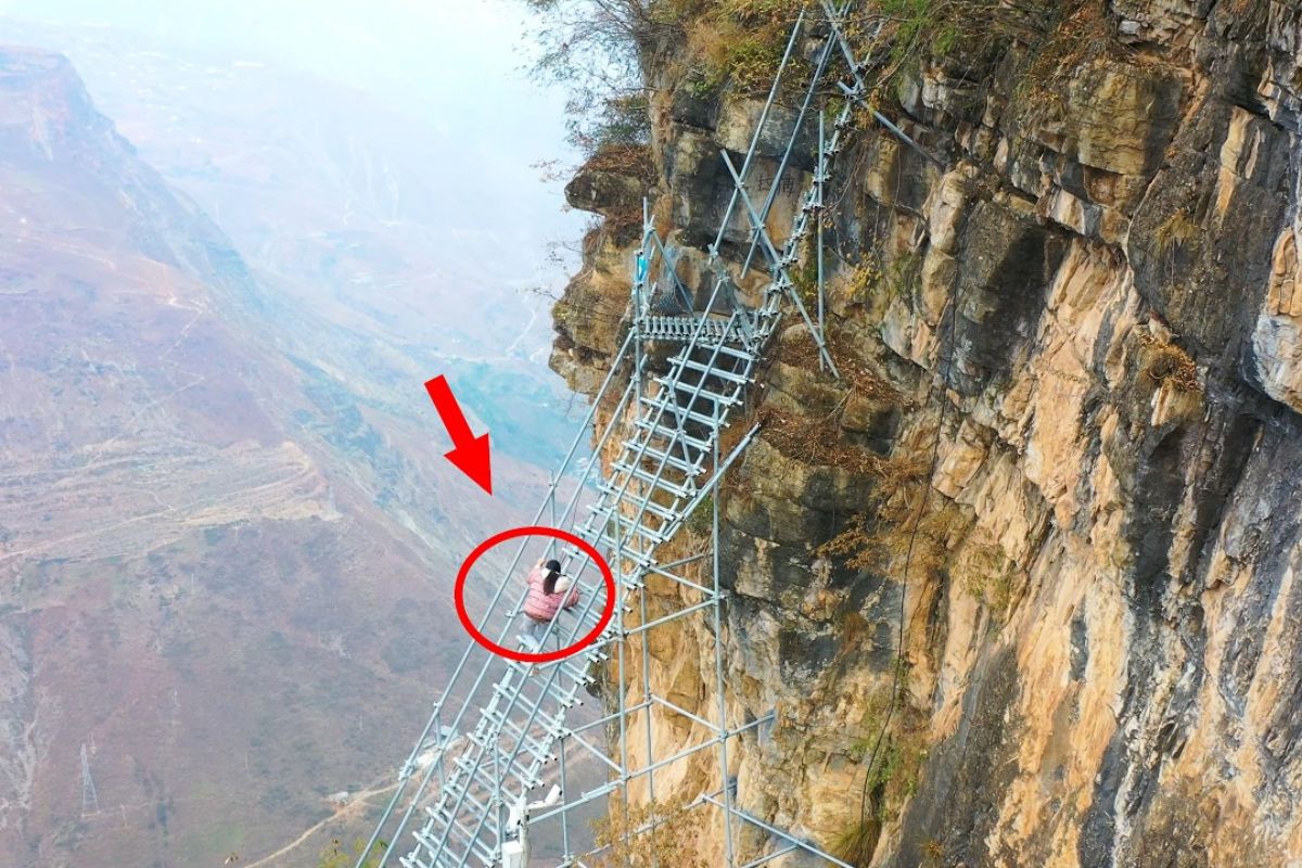 Escadaria no penhasco em Sichuan desafia na descida com noventa graus, abismo e vertigem; controlar o centro de gravidade torna a travessia mais segura e consciente.