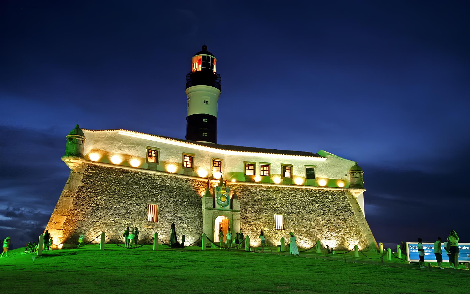 Construído com pedra, cal e técnica naval há quase cinco séculos, este Forte brasileiro é o mais antigo das Américas e segue firme diante do mar de Salvador,