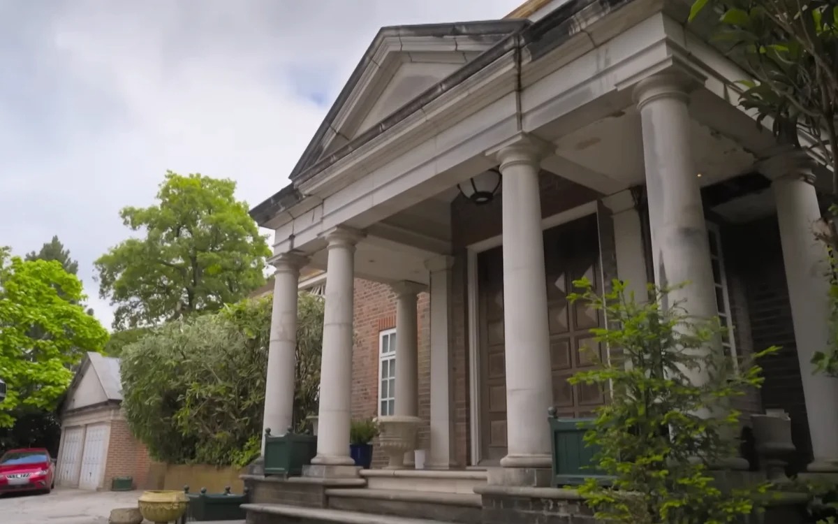 Mansão de 26,75 milhões deteriorada em Londres gera debate entre restauração e demolição, com compradores focando mais no terreno valorizado do que na estrutura