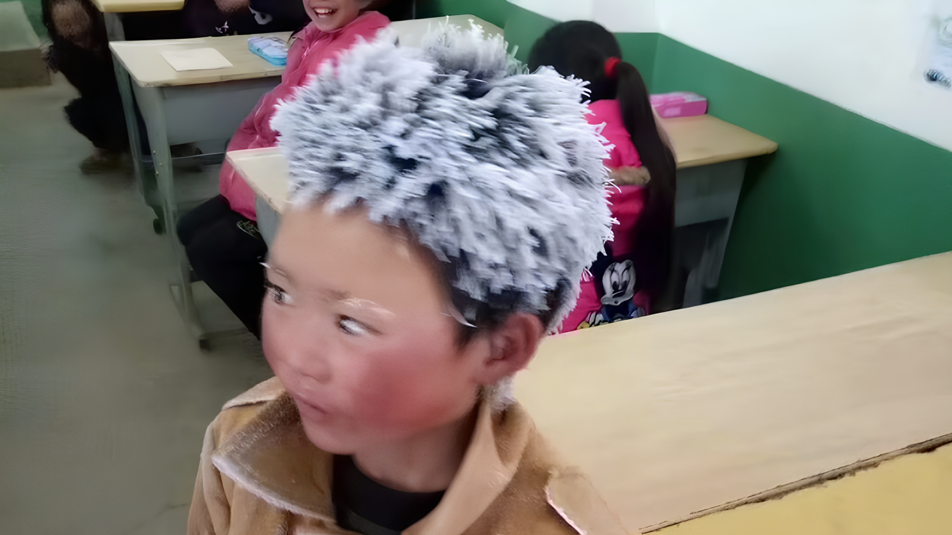 Criança de apenas 8 anos caminha quase 5 km sob frio extremo de –9°C para chegar à escola, viraliza com cabelo congelado e mobiliza doações para melhorar as condições da própria escola na China