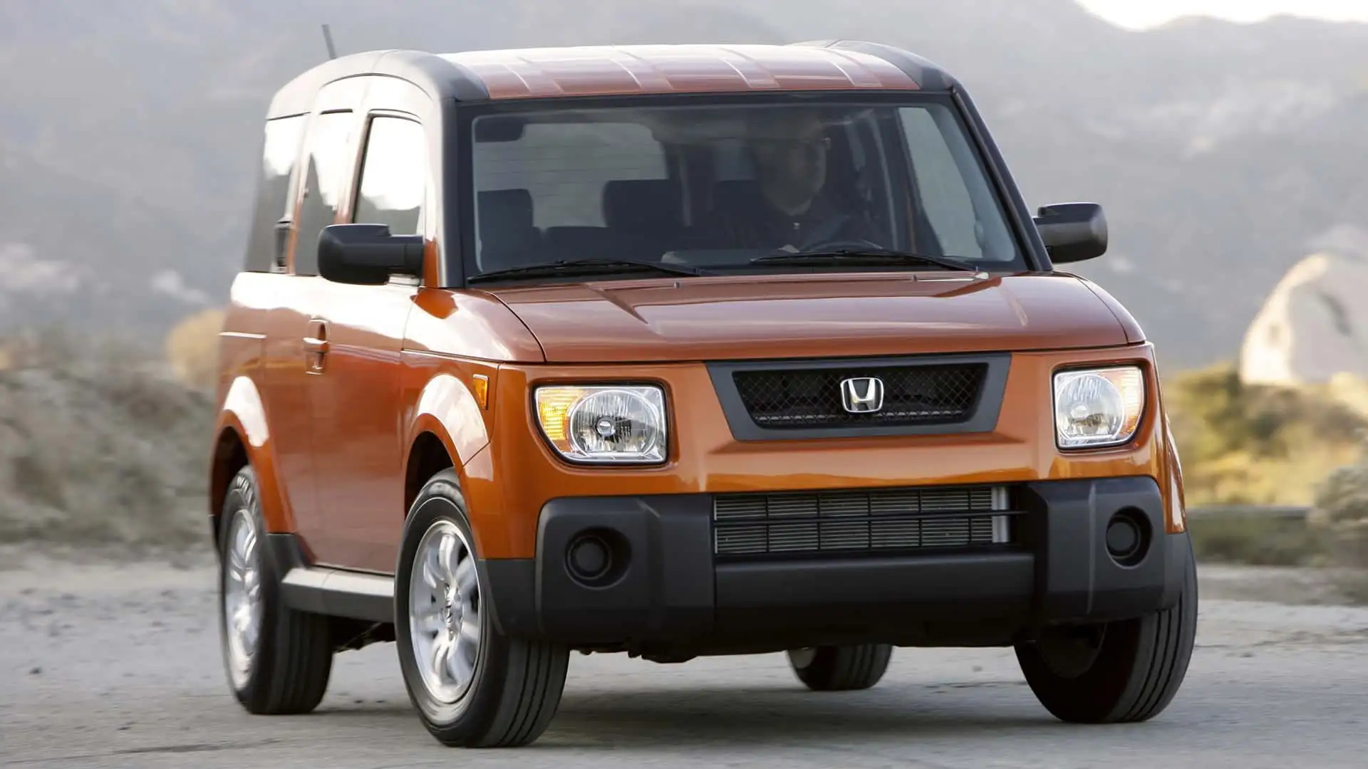 O carro japonês que "não amassa" e quase não enferruja: Honda Element usa painéis plásticos na carroceria, resiste a impactos leves e virou 'lenda' entre entusiastas