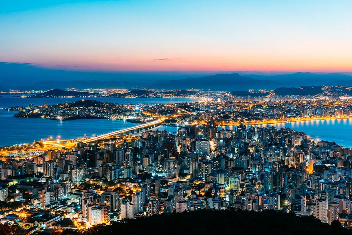 Descubra por que a ilha catarinense de Florianópolis virou refúgio de surfistas e famílias, com praias variadas, clima ameno o ano todo e experiências completas à beira-mar.