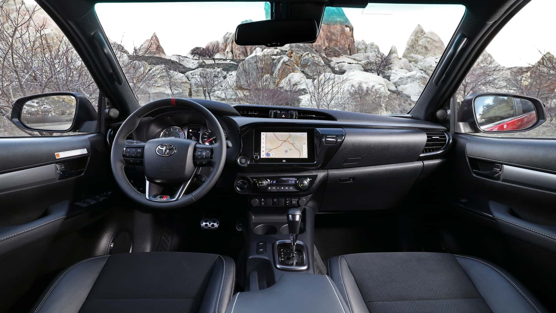 Nova Toyota Hilux 2025 chega com sistema híbrido 48V, até 16 cv extras e consumo menor, mantendo a força e durabilidade da picape.