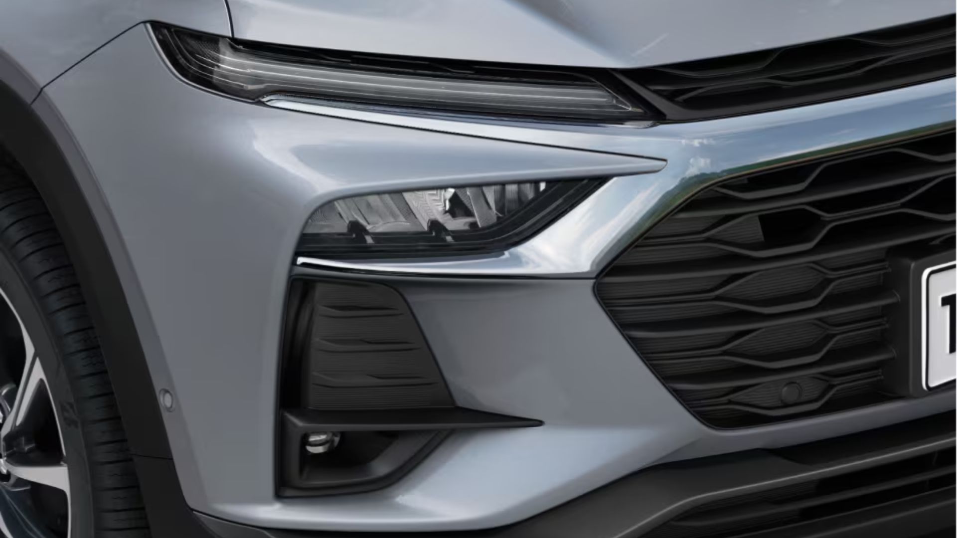 O Chevrolet Tracker 2026 recebe novos preços PcD com descontos acima de R$ 23 mil e motor turbo em todas as versões. Confira detalhes.