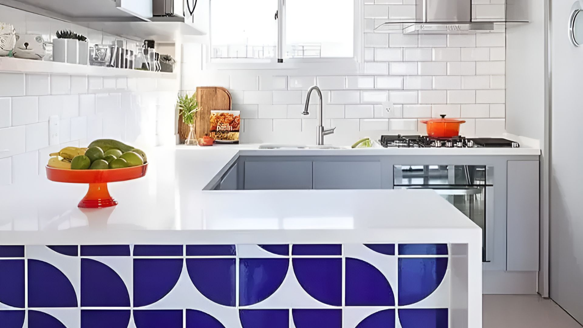 Placas de pedra sinterizada ganham força e prometem substituir azulejos nas cozinhas em 2026, com visual contínuo, resistência e baixa manutenção.