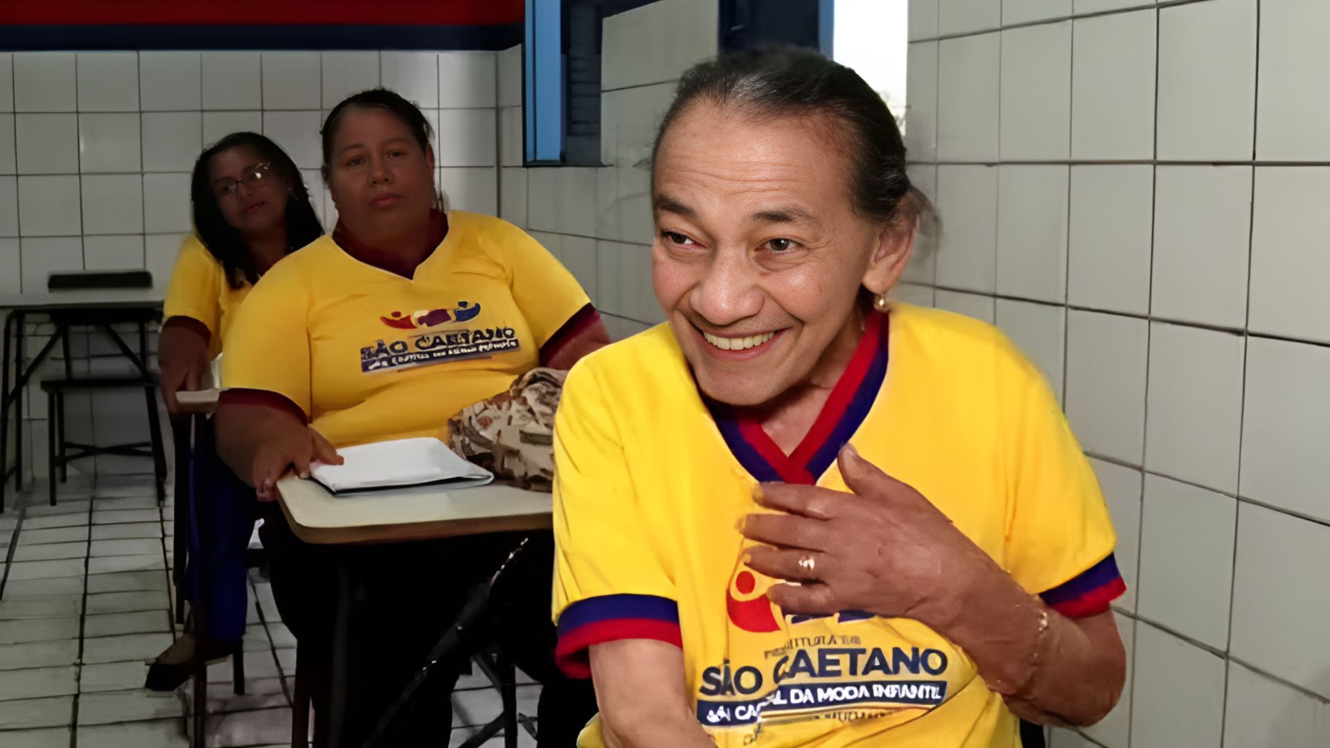 Aos 100 anos, agricultora do Agreste de Pernambuco entra na escola pela primeira vez, vence o analfabetismo e inspira outras pessoas idosas.