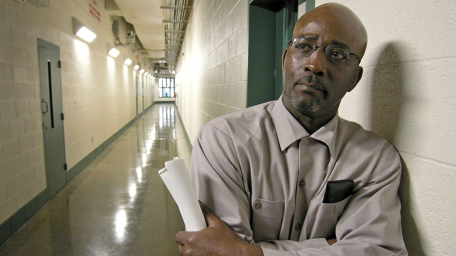 Homem negro exonerado após 44 anos de prisão fecha acordo de US$ 25 milhões com cidade de Concord e recebe pedido formal de desculpas.