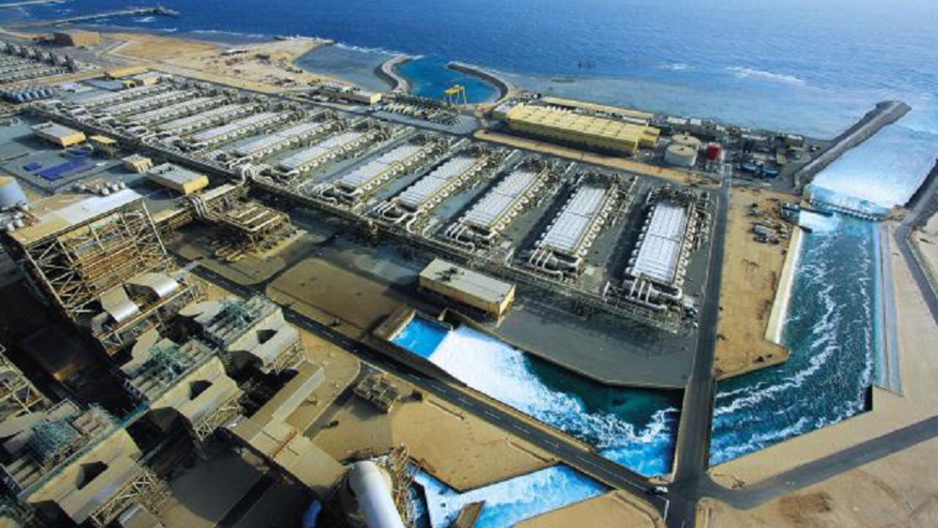 Captação submersa de água do Golfo Pérsico para alimentação da unidade de osmose reversa da usina Al Taweelah, Emirados Árabes. (Imagem: utilities-me.com)