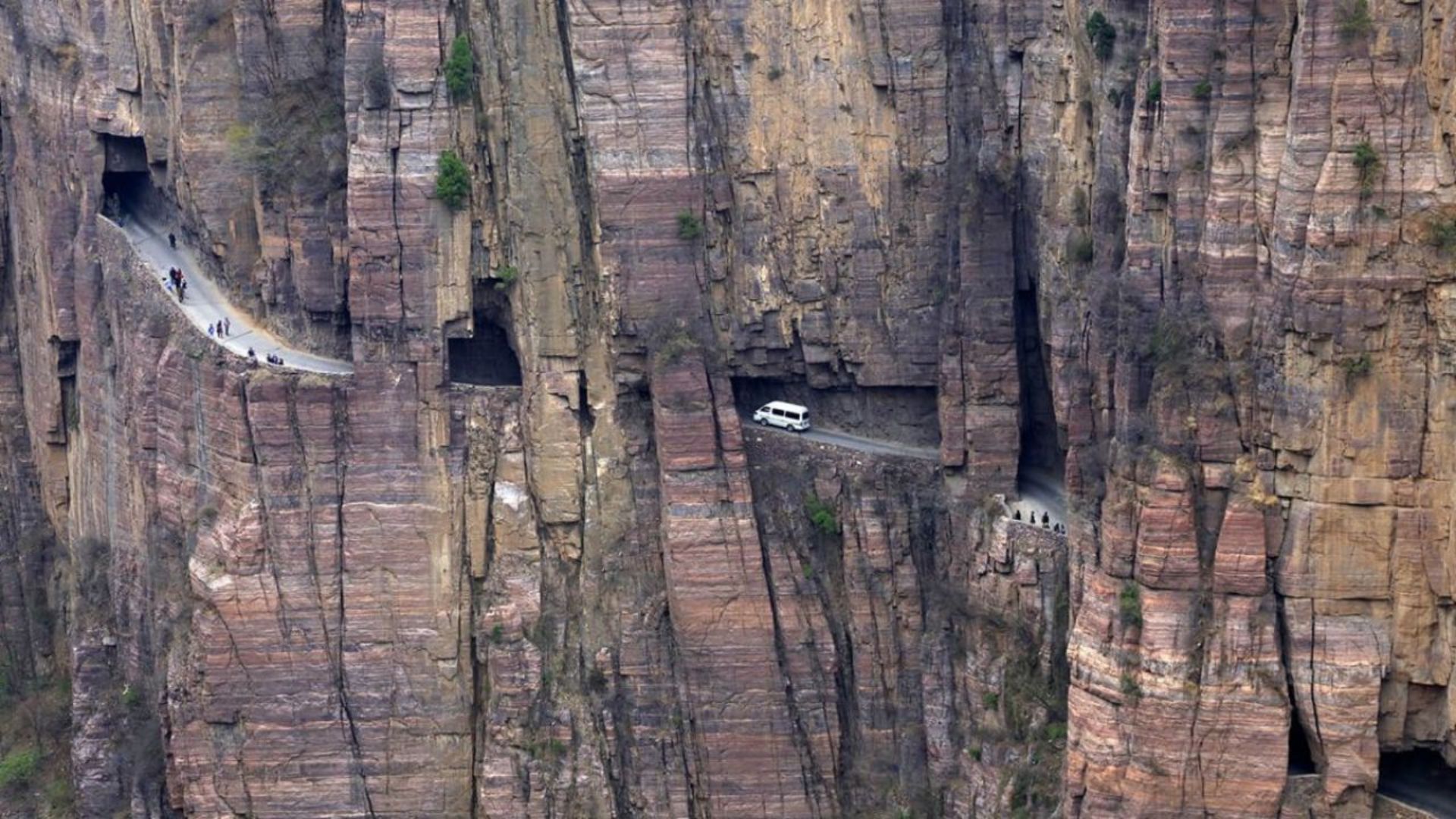 Estrada escavada à mão nas montanhas Taihang transforma vila isolada, desafia motoristas e atrai turistas com curvas estreitas e vistas profundas.