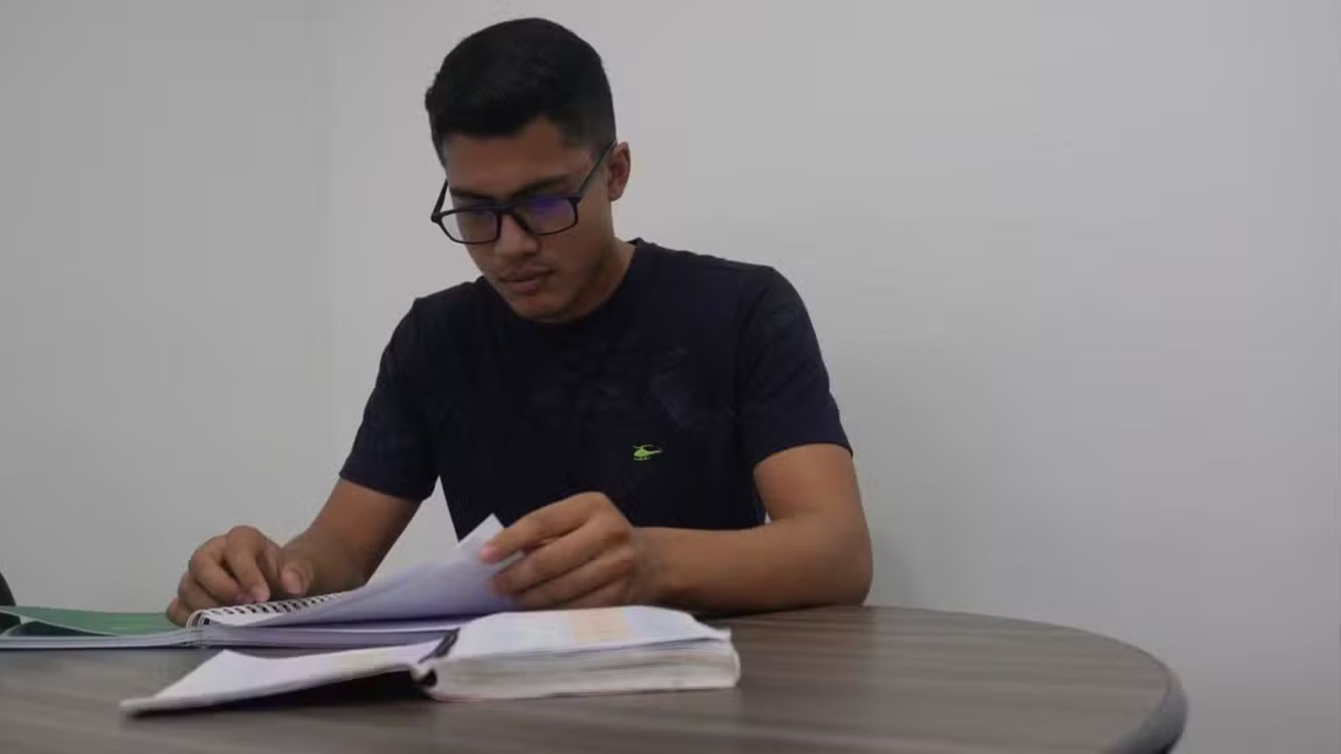 Jovem de 18 anos, ex-pedreiro de Roraima, conquista o 1º lugar no concurso mais concorrido do TJRR após dois anos de estudo on-line.