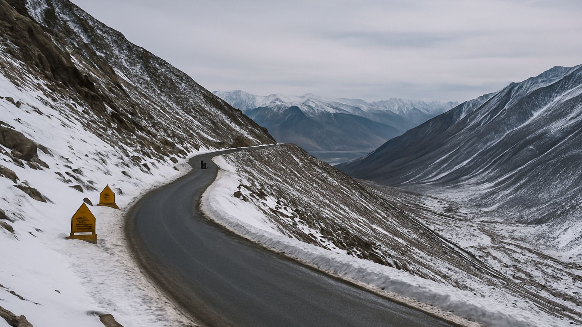 Estrada de Khardung La, em Ladakh, une função militar, acesso vital e turismo extremo a mais de 5.300 m em um dos trechos mais altos do Himalaia.