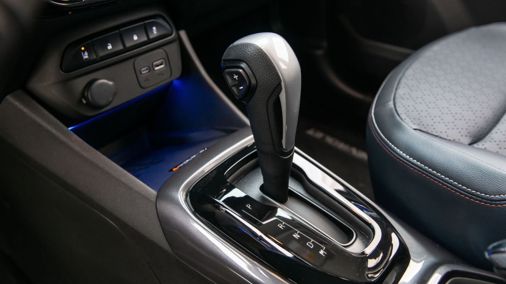 Erros comuns no câmbio automático podem causar danos caros. Saiba como usar P e N corretamente e preservar a transmissão do seu veículo.