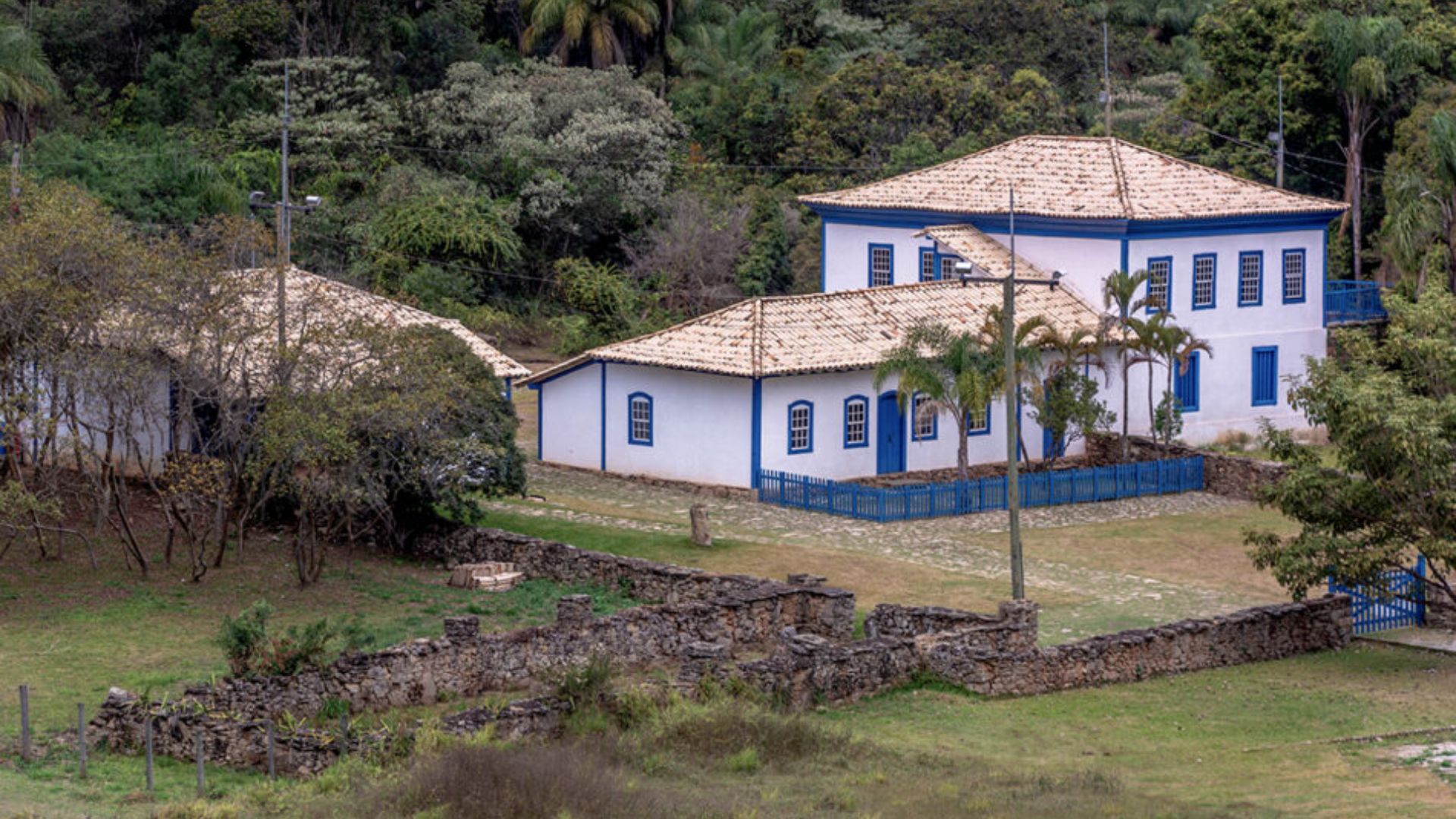 Paisagem rural do Vale do Rio Doce revela a fazenda histórica que hoje é museu vivo da agricultura familiar mineira. (Imagem: Minas Gerais Turismo)