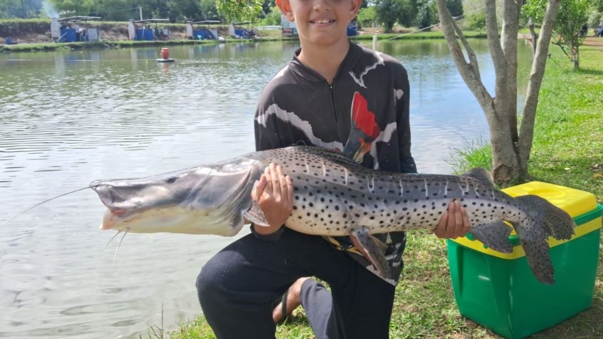 Adolescente de 13 anos enfrenta jaú de 21 kg em SC, disputa por mais de 1 hora com equipamento leve e conclui captura com soltura responsável.