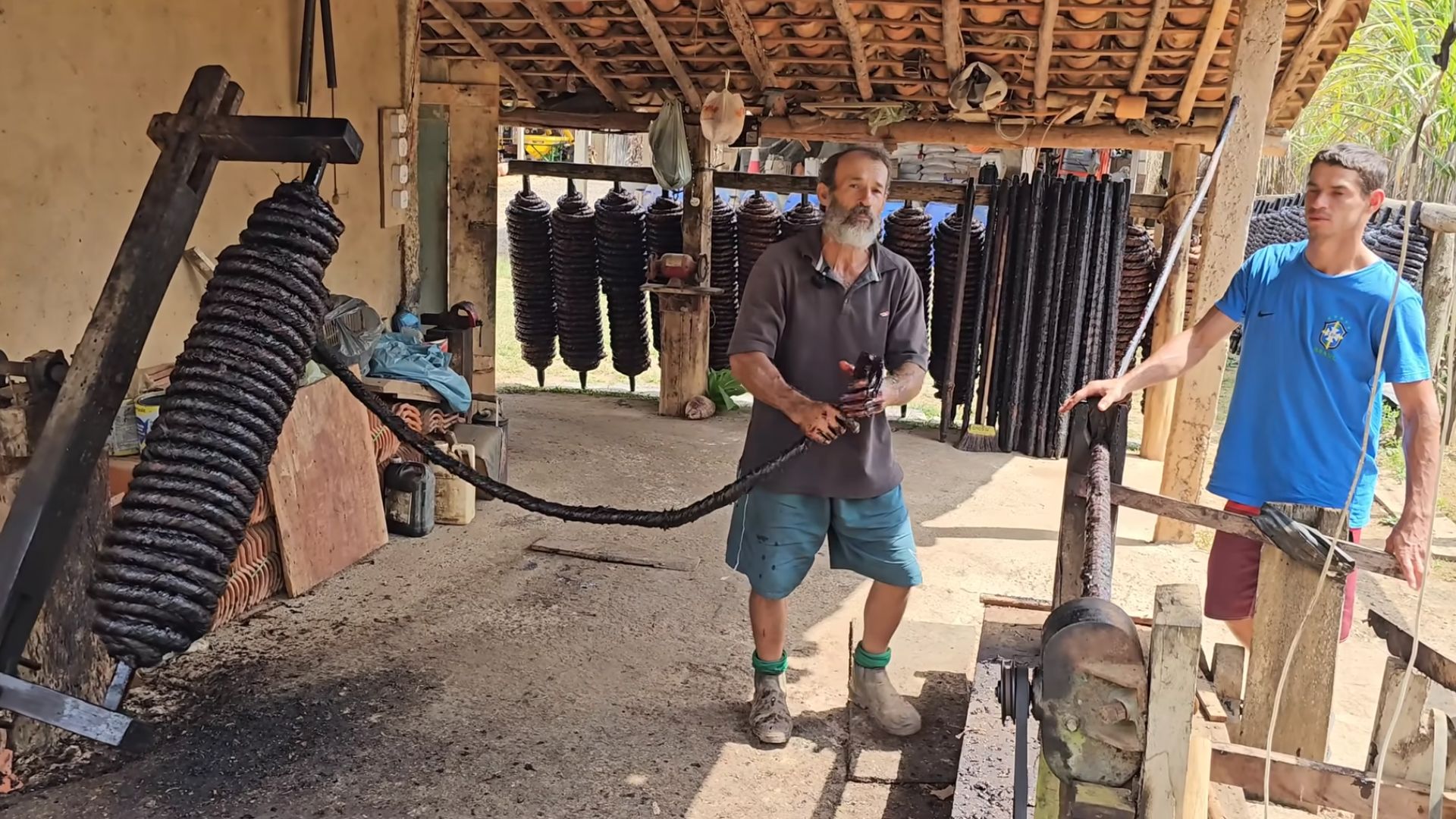 Produtor de Rio Pomba relembra infância na roça e mostra o processo artesanal do fumo em vídeo de Paulo Medeiros no YouTube.