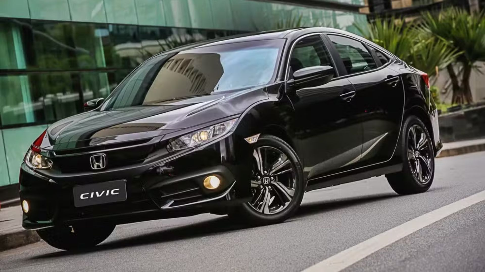 Opções usadas do Honda Civic têm preços a partir de R$ 45 mil e versões com até 206 cv, câmbio manual e itens como teto solar e GPS.