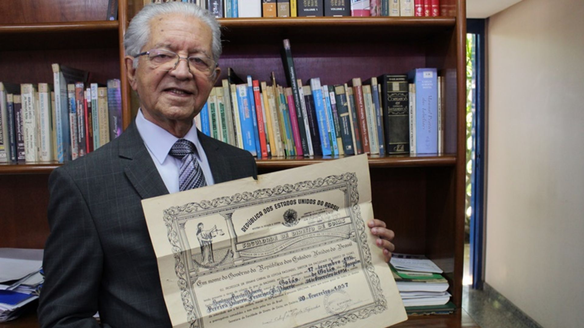 Aos 92 anos, Domingos Pereira Valverde realiza sonho adiado desde 1956 ao receber a carteira da OAB-GO e iniciar carreira na advocacia.