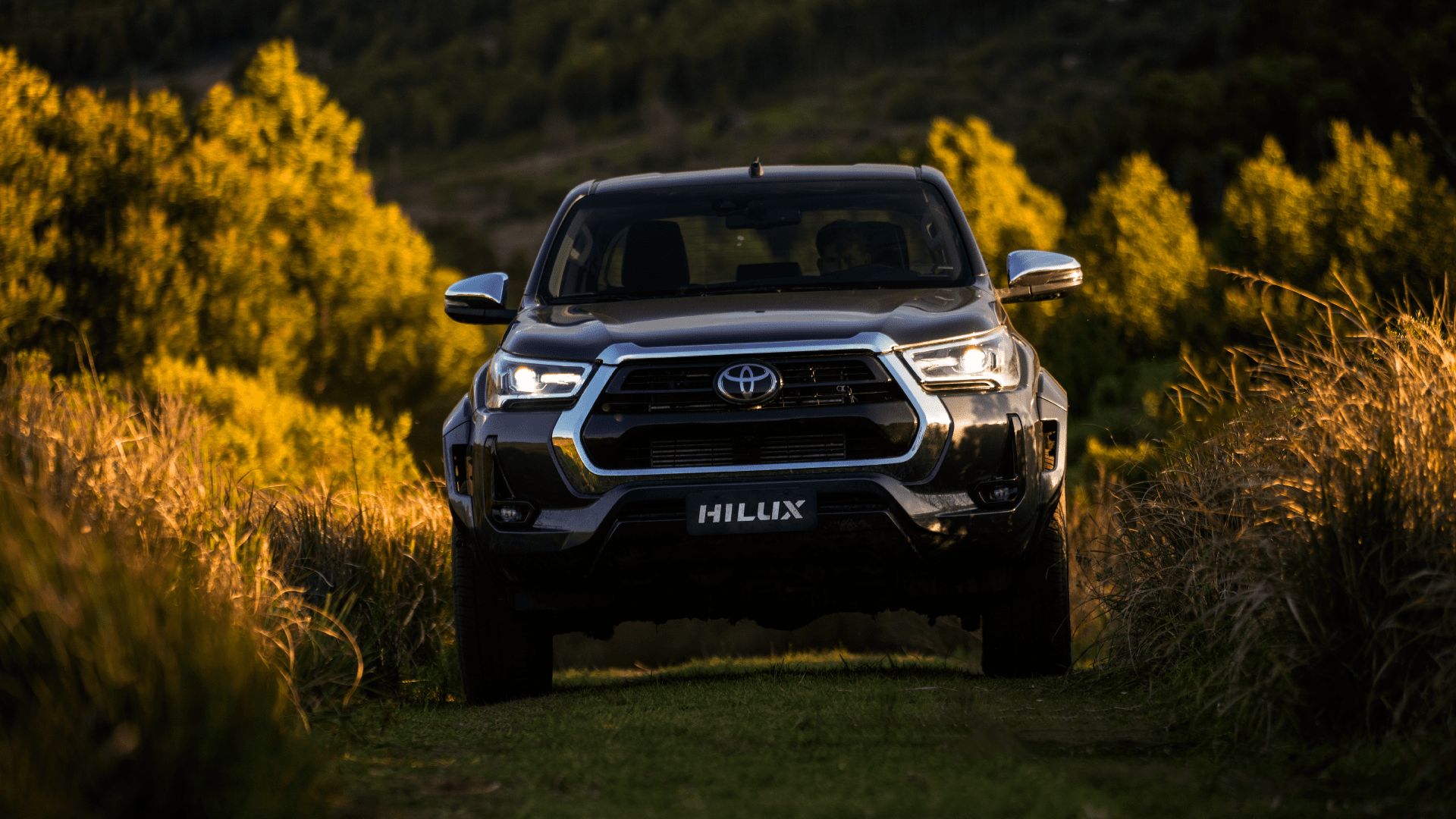 Toyota Hilux ficou fora do mercado dos EUA por causa do Chicken Tax, regras ambientais e estratégias da marca. Entenda o que levou a essa ausência.