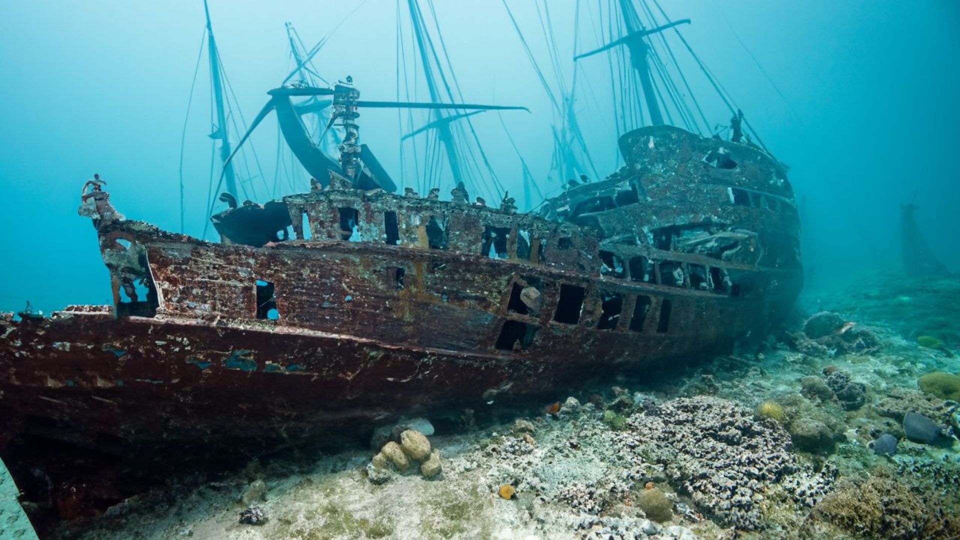 Descoberta do navio renascentista Camarat 4 a 2.567 m revela preservação inédita, tecnologia 4K, carga rara e impacto ambiental no Mediterrâneo.