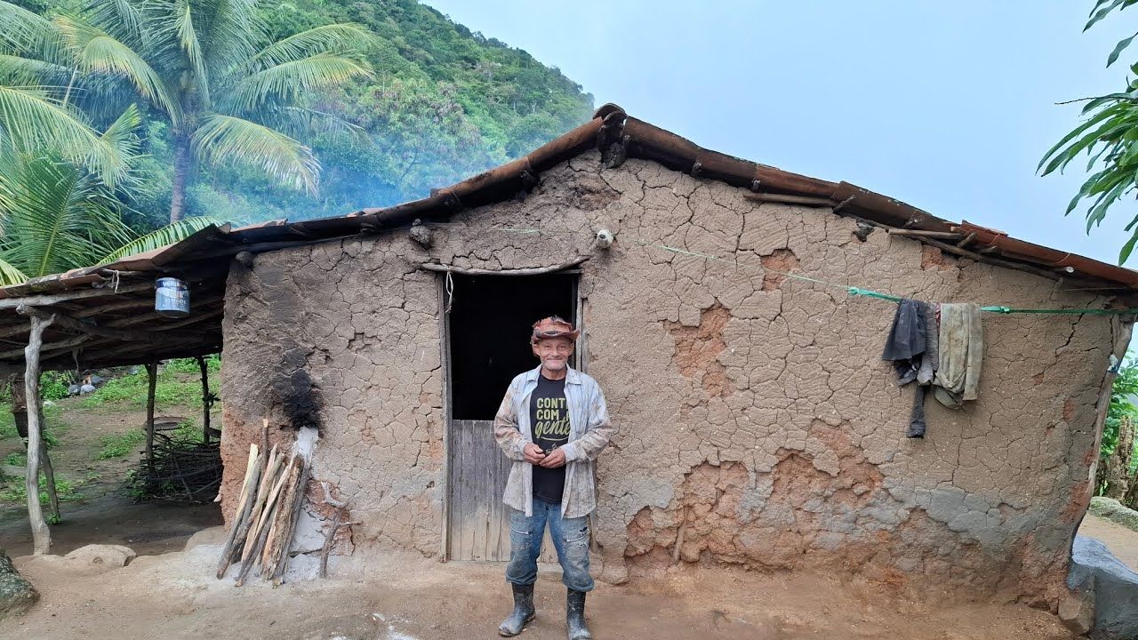 Isolado no topo da serra sem energia, idoso carrega cimento nas costas para construir piscinas próprias, cozinha no fogão a lenha e vive feliz na simplicidade do sertão
