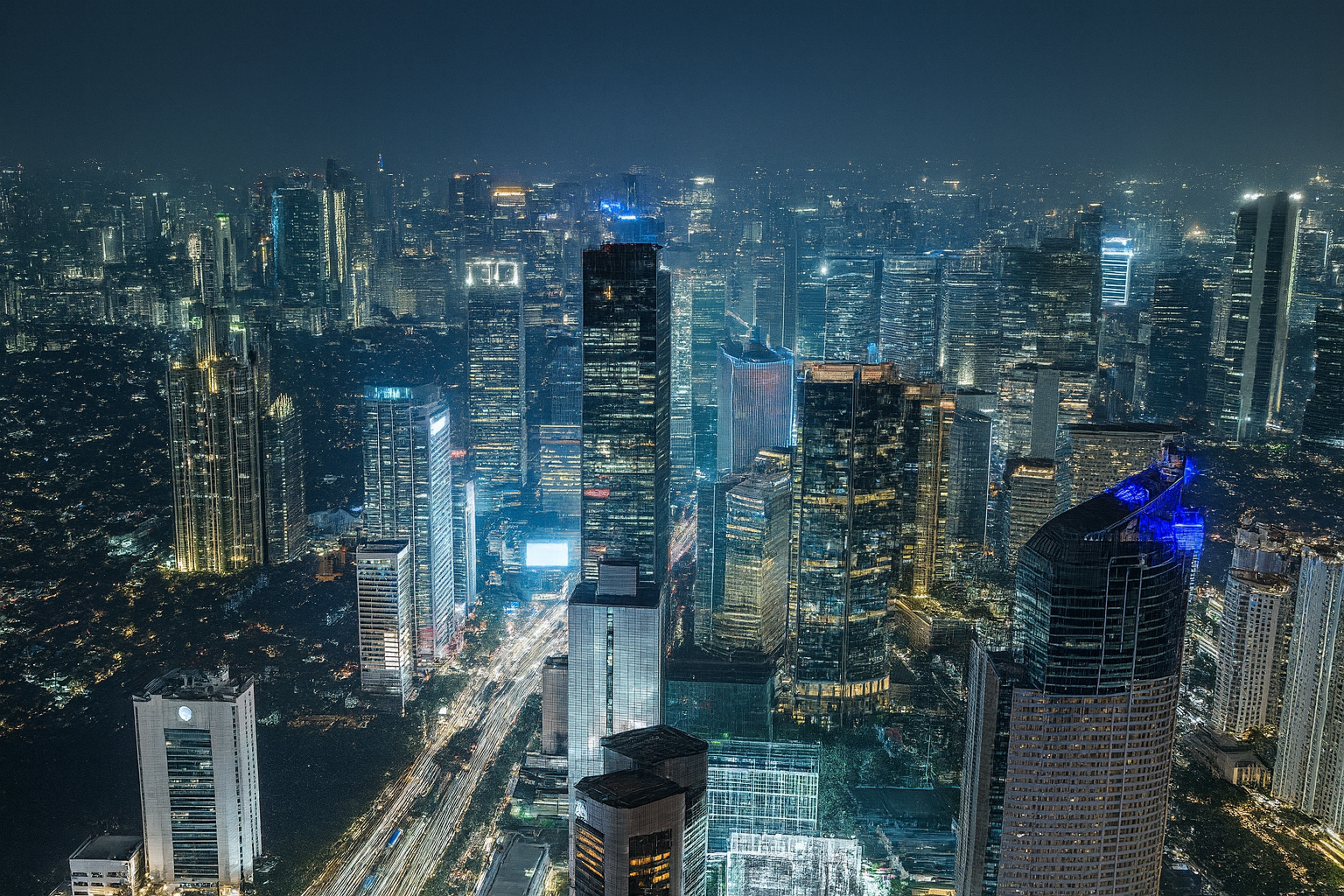 Skyline noturno de Jacarta com arranha-céus iluminados, representando a maior metrópole do mundo segundo relatório da ONU.