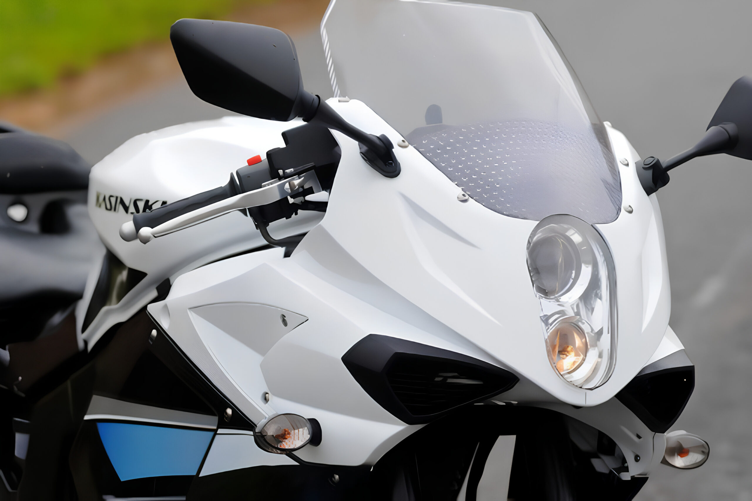 Disponível por R$ 10 mil e com motor 250 cc bicilíndrico, esta esportiva acessível entrega ronco encorpado, posição agressiva e visual de moto maior; conheça a Kasinski Comet 250 usada