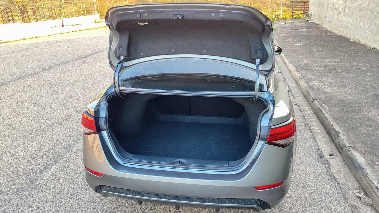 Sedã japonês de 2019 que rivaliza com Corolla e Civic surge como um dos melhores achados do mercado: motor 2.0 de 140 cv, câmbio CVT e porta-malas gigante por preço de compacto; conheça o Nissan Sentra SL 2.0 usado