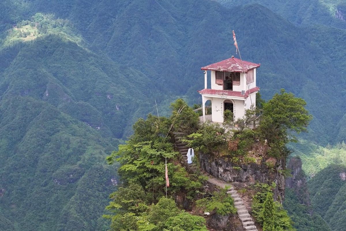 montanha na China onde uma Mulher de 90 anos mantém o templo budista do Templo Centu ativo há 17 anos.