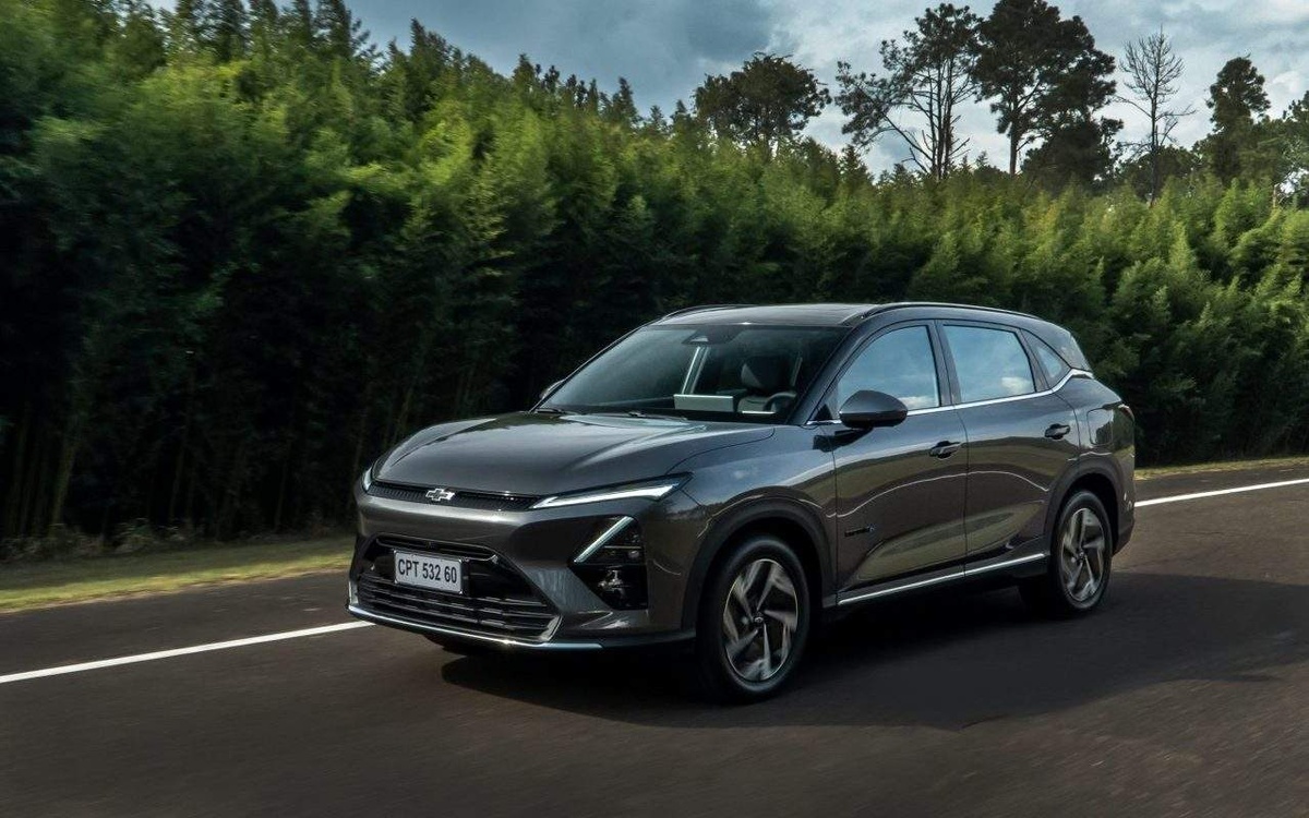 Chevrolet Captiva EV 2026 em movimento, destacando design moderno, tecnologia elétrica e posicionamento competitivo entre SUVs elétricos no Brasil.