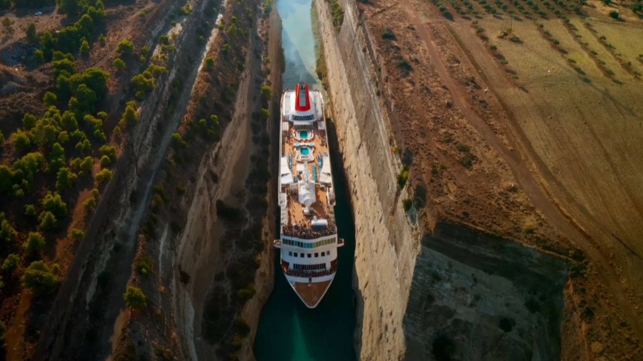 O desafio dos 21 metros por que o Canal de Corinto, um atalho de 700 km, se tornou a passagem mais temida do mundo