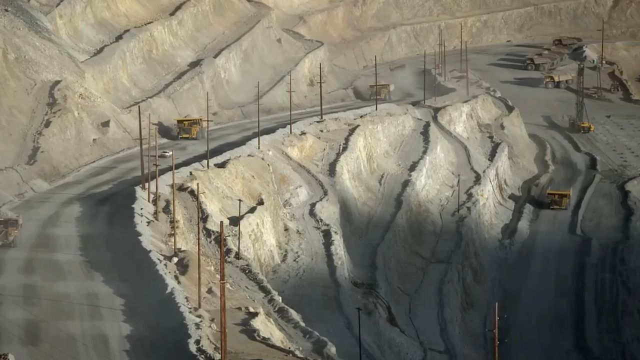 O êxodo planejado como a maior mina a céu aberto do mundo apagou cidades inteiras e agora ameaça símbolos históricos