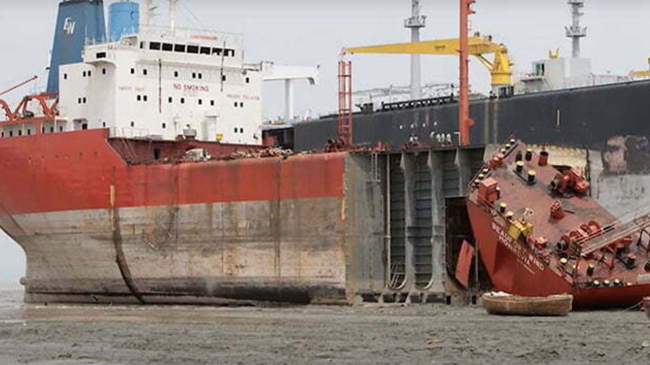 O fim dos gigantes Como navios colossais são 'devorados' em estaleiros de desmanche na Índia e Paquistão, virando milhões em aço reciclado que alimentam a indústria da construção civil (1)