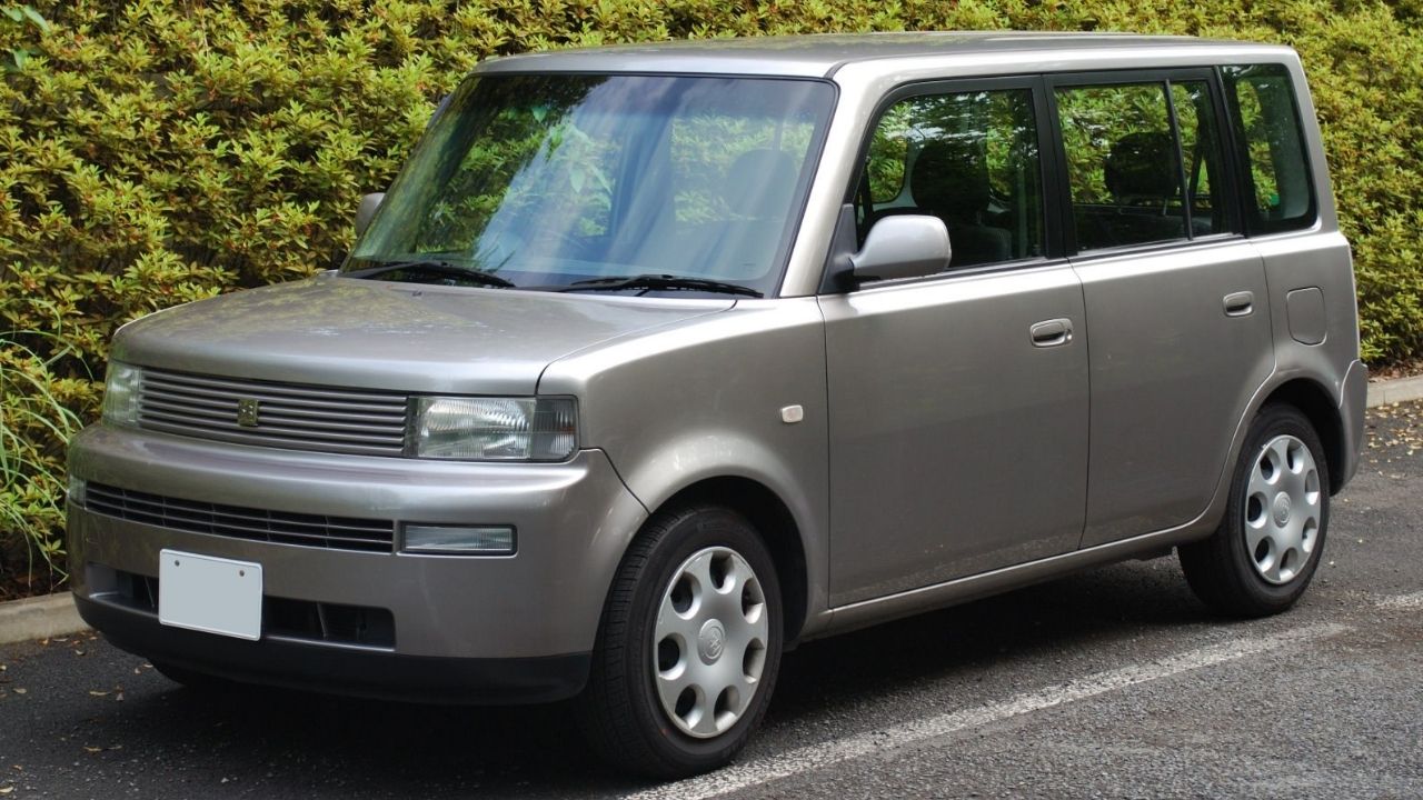 O mini-SUV japonês quadradinho que virou ícone underground - Toyota bB combina motor 1.3 ou 1.5 econômico, interior surpreendente e design “caixote” que conquistou importadores de nicho