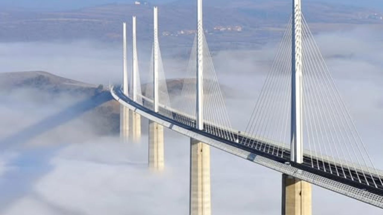 O segredo de Millau O ápice da engenharia, a ponte que superou a Torre Eiffel para desaparecer nas nuvens (1)