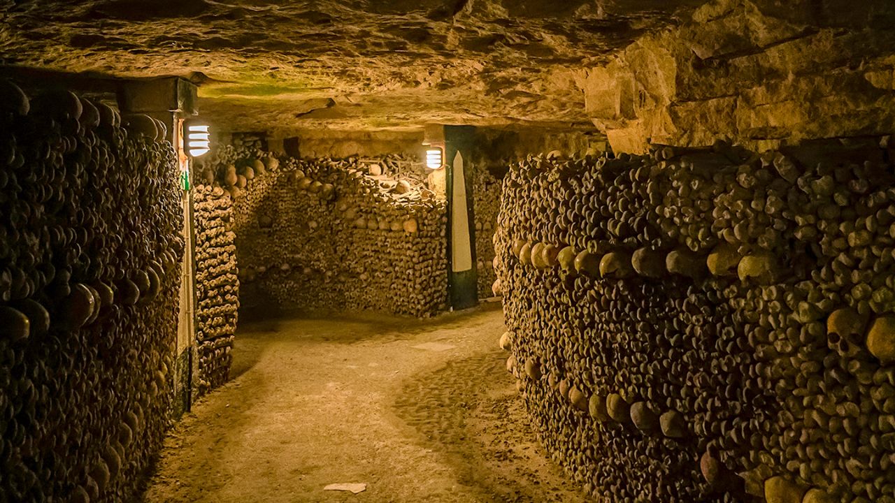 Paris escondida o gigantesco mundo subterrâneo de túneis, catacumbas, esgotos e bunkers secretos que formam a cidade invisível sob a Cidade Luz