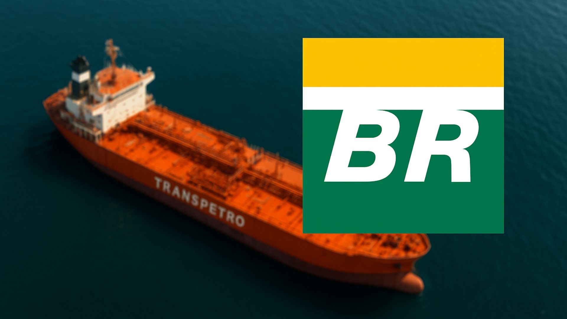 Navio da Transpetro visto do alto navegando no mar com o logotipo da Petrobras em destaque do lado direito