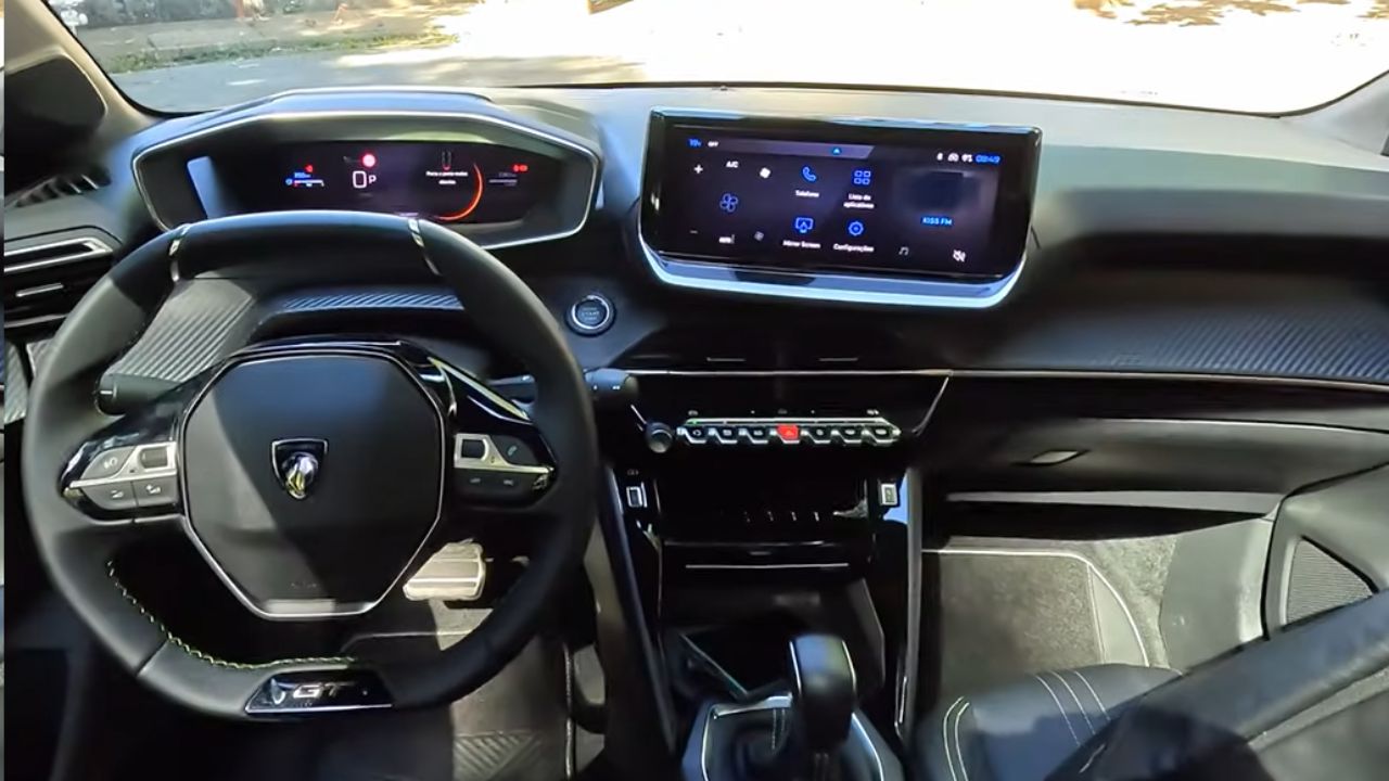 Peugeot 208 ganha versão híbrida com 130 cv, foca em dirigibilidade esportiva e se diferencia de Polo e Onix combinando motor Turbo com sistema leve de 12V; entenda o desempenho do modelo GT